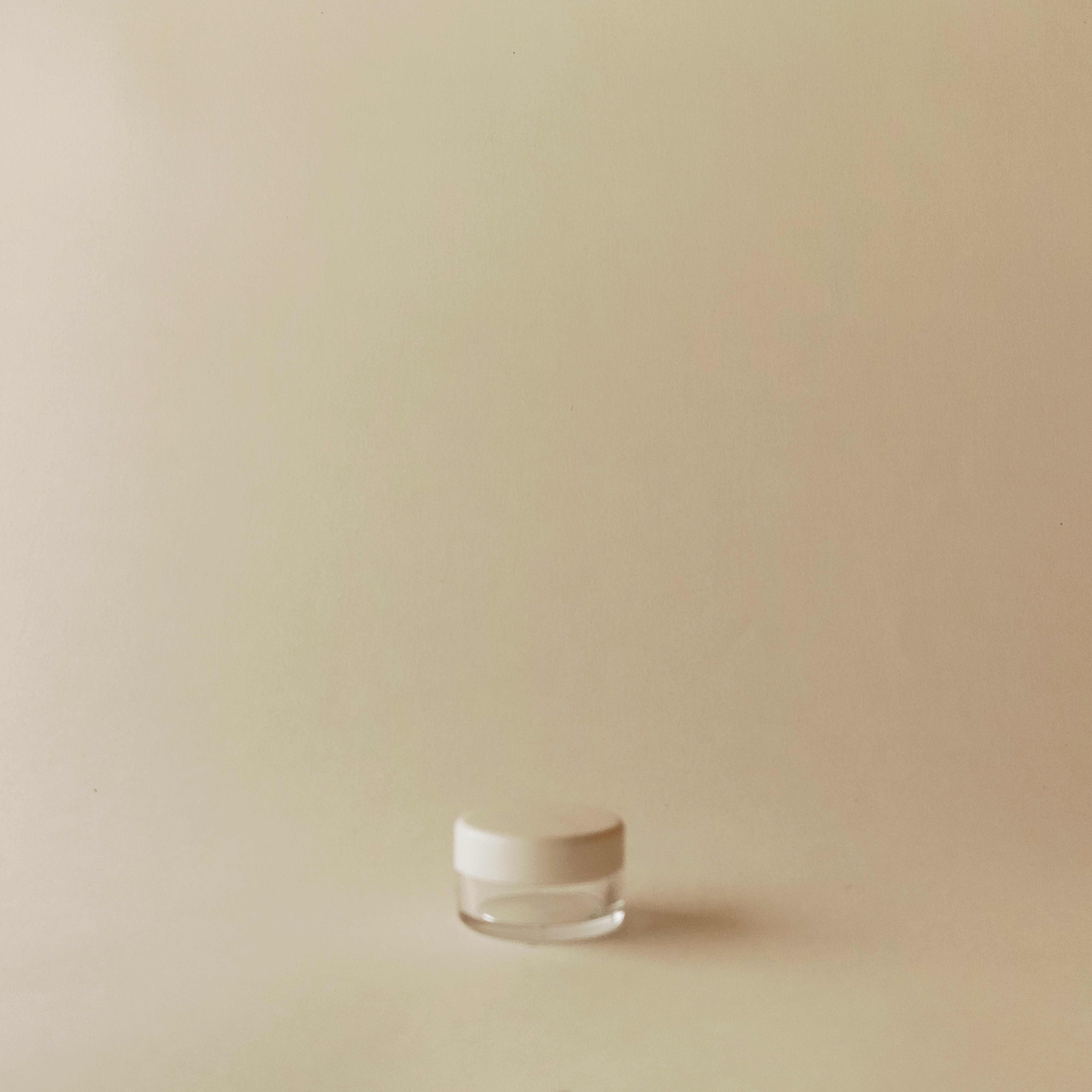 ظرف و قوطی کریستال کرم و ژل گرد ۱۰ گرم درب سفید PZJ-023